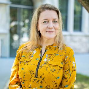 Headshot of Carol Quinn in a yellow floral shirt