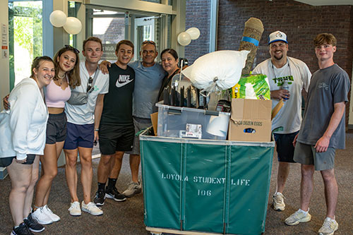 current students help new students move in on move in day