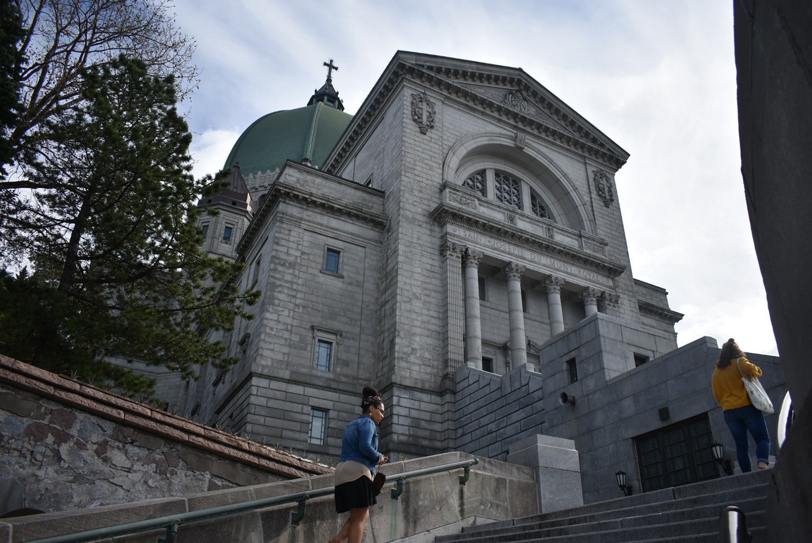 Loyola students climbing the steps towards the facade of L’Oratoire St. Joseph