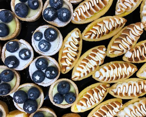 Blueberry and meringue pastries